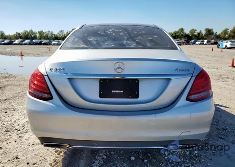 2015 Mercedes-Benz C 300 4Matic z USA, uszkodzony, nr VIN 55SWF4KB8FU022903